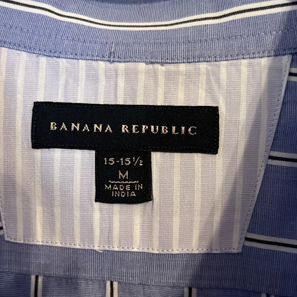 BANANA REPUBLIC Men’s Medium Button up long sleeve blue striped shirt.